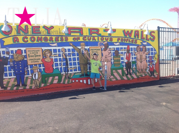 Граффити возле закусочной Nathan's на Кони-Айленд, Бруклин, Нью-Йорк